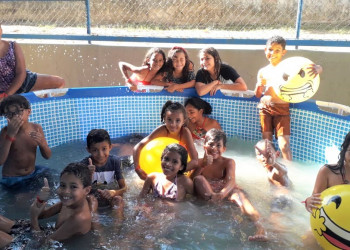 Para driblar o calor, escola pública inclui atividades com piscina para criançada